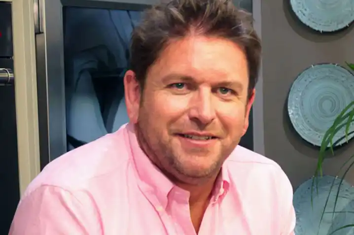 Fans cheer as Famous Chef James Martin